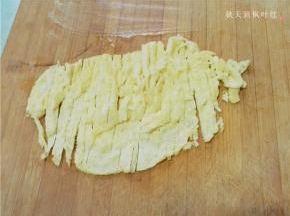 蛋饼成熟后，切成丝；