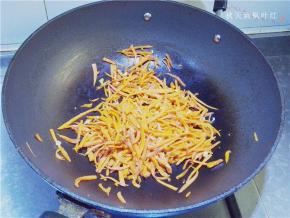 将胡萝卜丝炒软；