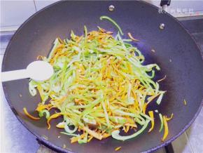 翻炒均匀后放入盐；