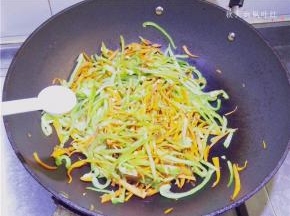 翻炒均匀后放入盐；