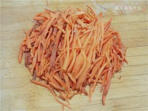 胡萝卜切成丝备用；