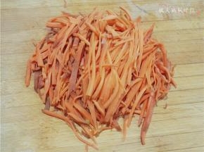 胡萝卜切成丝备用；
