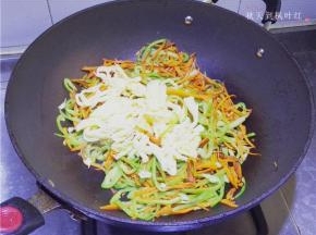 最后放入鸡蛋丝；