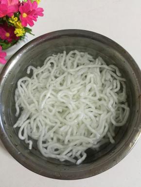 土豆粉用温水浸泡片刻，解冻抖散备用！

