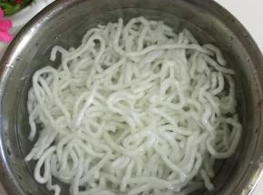 土豆粉用温水浸泡片刻，解冻抖散备用！

