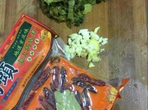 酸菜鱼里面的酸菜洗干净切成末，蒜瓣剁碎，生姜切成丝，桥头火锅底料20克备用！
