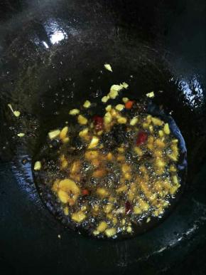 锅烧热倒入适量的油，放入生姜，蒜瓣，桥头火锅底料小火炒出香味儿！

