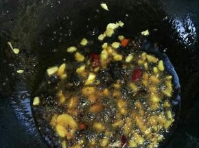 锅烧热倒入适量的油，放入生姜，蒜瓣，桥头火锅底料小火炒出香味儿！

