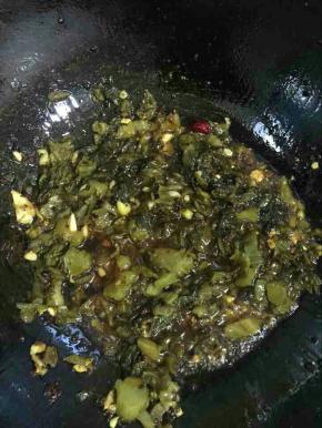 放入切碎的酸菜翻炒均匀！

