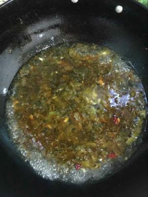 加入适量的水煮开！（如果赶时间也可以直接加入开水！）
