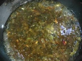 加入适量的水煮开！（如果赶时间也可以直接加入开水！）
