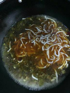 加入土豆粉煮3分钟左右！
