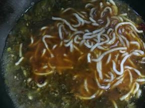 加入土豆粉煮3分钟左右！

