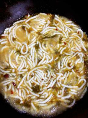 起锅前加入适量的盐和鸡精调味即可！






提前凉拌好的牛肉！