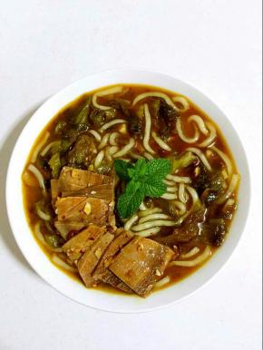 做好的土豆粉装入碗中，码上几片凉拌牛肉就可以开吃啦！酸辣爽，别提多带劲儿了！