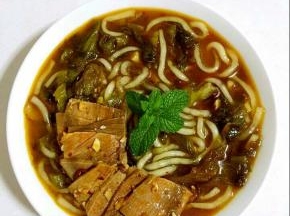 做好的土豆粉装入碗中，码上几片凉拌牛肉就可以开吃啦！酸辣爽，别提多带劲儿了！