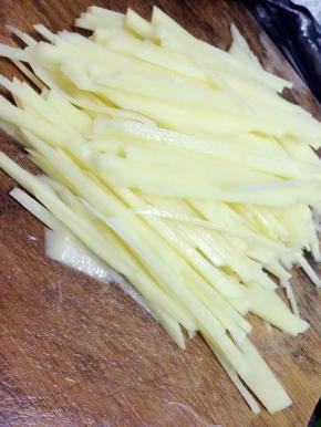 土豆洗净去皮切丝。