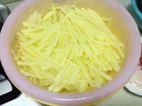 把切好的土豆冲洗净，用清水泡一小会