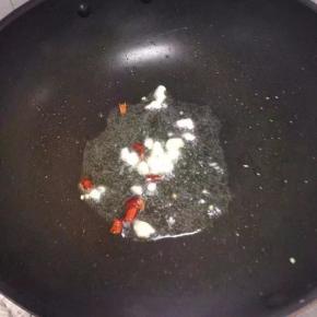 锅里倒入油，把蒜和辣椒加入炒香