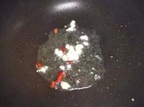锅里倒入油，把蒜和辣椒加入炒香