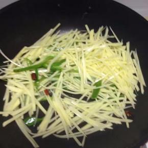 然后加土豆与青椒翻炒。