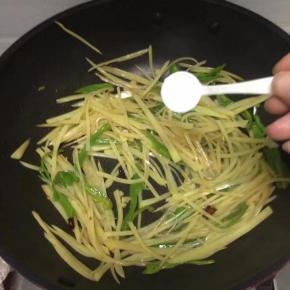 最后加盐调味即可出锅。