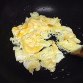 锅里倒入凉油，加入鸡蛋液炒好盛出。