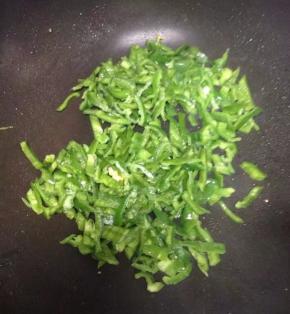 锅里加少许油，到入切好的青椒翻炒。