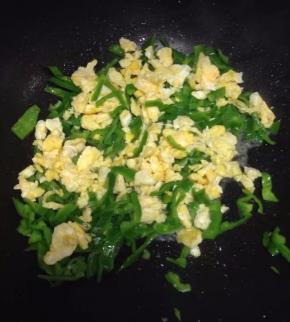 翻炒青椒有些微软后，加入炒好的鸡蛋