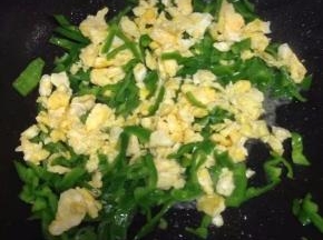 翻炒青椒有些微软后，加入炒好的鸡蛋