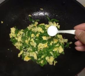 炒均匀，加盐调味即可出锅。