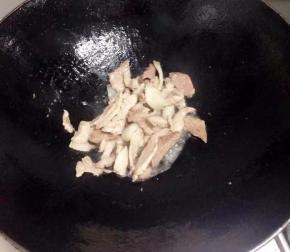 锅里倒入油，把切好的猪肉加入翻炒变色盛出备用