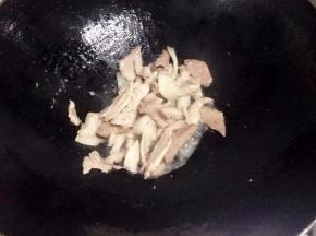 锅里倒入油，把切好的猪肉加入翻炒变色盛出备用