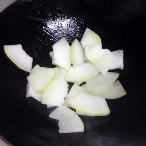 锅里留底油卡，把冬瓜倒入