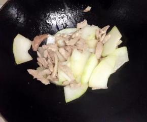 炒侄微软，加入猪肉炒均匀