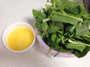 准备好所有材料（鸡蛋打到碗里加少许盐打撒，波菜去根和老叶，洗净切成段）