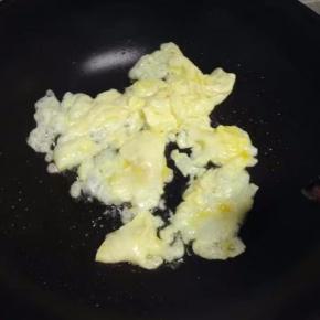 锅里放油炒热后倒入蛋液快速翻炒。
