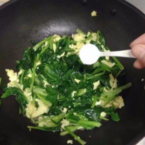 大火翻炒几下菠菜变色。加入盐炒匀即可出锅。