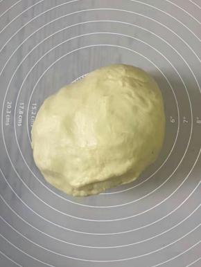 揉好的面团在案板上滚圆