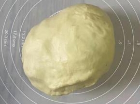 揉好的面团在案板上滚圆