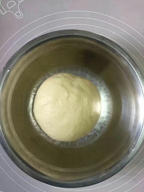 放入干净无水的容器，盖上保鲜膜