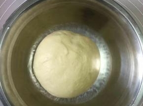 放入干净无水的容器，盖上保鲜膜