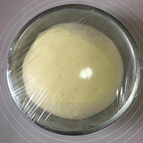 放入烤箱开启发酵功能，最下层放一盘热水，发酵至2.5倍大