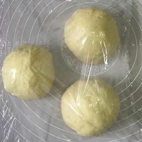 平均分成三份，滚圆，盖上保鲜膜静置20分钟