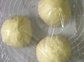 平均分成三份，滚圆，盖上保鲜膜静置20分钟
