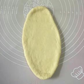 拿出一个面团，擀成长舌形