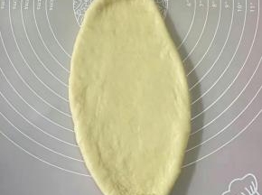 拿出一个面团，擀成长舌形