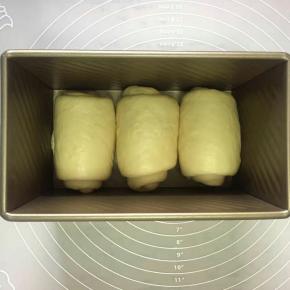 全部做好放入吐司合中