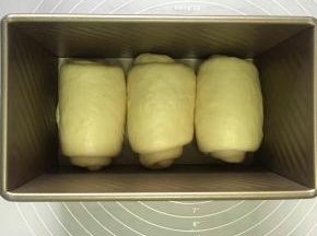 全部做好放入吐司合中