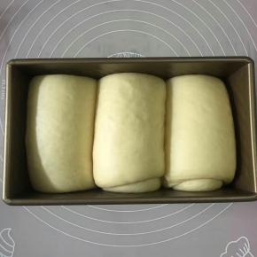 大约发酵至九成满的时候，盖上盖子